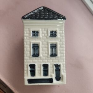Blue Delft's Klm By Bols Miniture House 26 Figurine